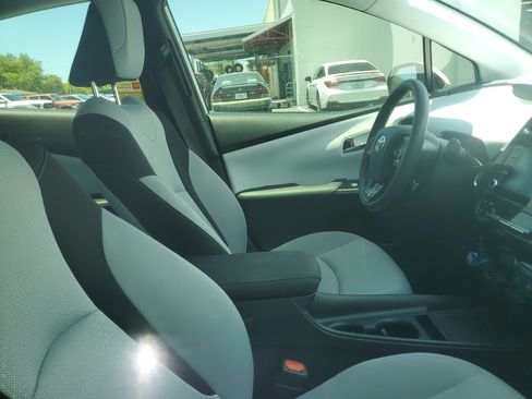 Used 2020 Toyota Prius LE FWD image 10