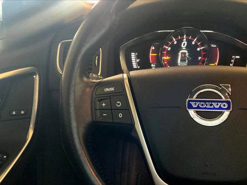 Used 2018 Volvo S60 T5 Inscription image 18