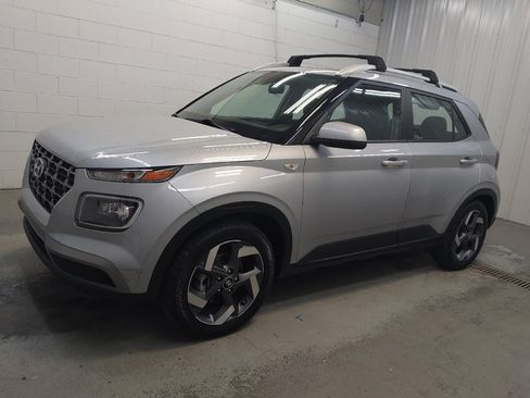 Used 2021 Hyundai Venue SEL w/ Premium Package FWD image 2