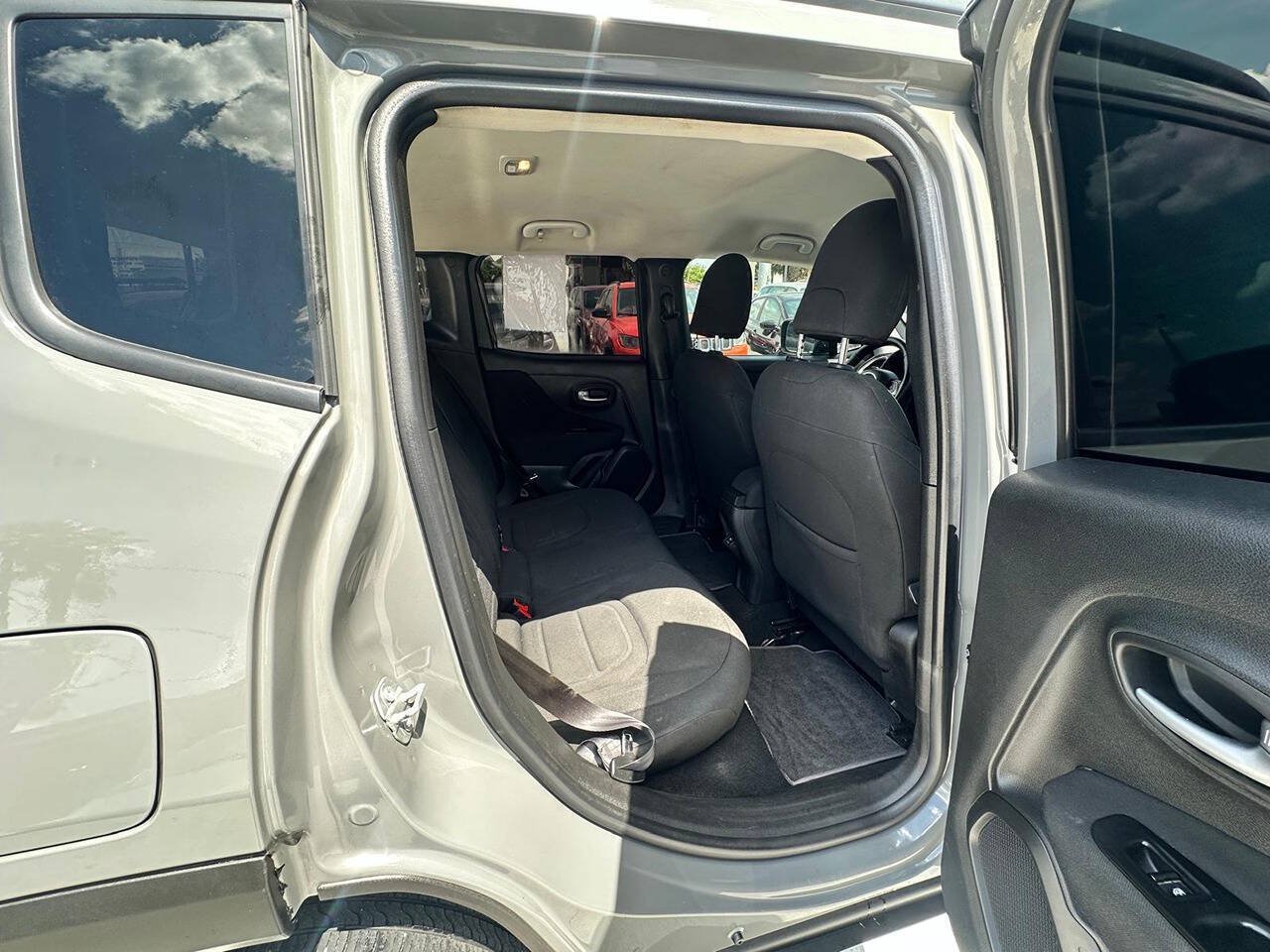 Used 2020 Jeep Renegade Latitude w/ Cold Weather Group AWD/4WD image 17