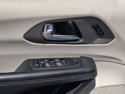 Used 2023 Chrysler Pacifica Touring-L FWD image 11