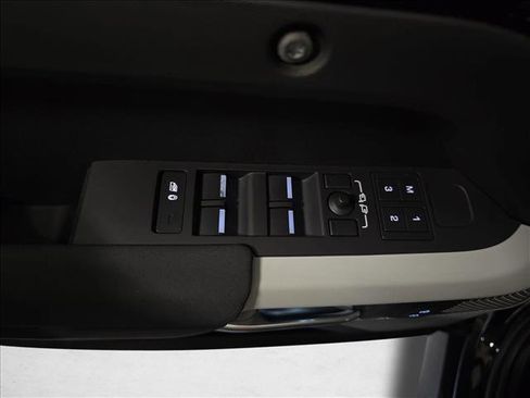 Certified 2023 Land Rover Defender 130 SE AWD/4WD image 28