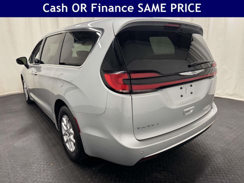 Used 2023 Chrysler Pacifica Touring-L FWD image 9