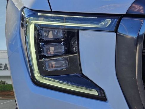 Used 2023 GMC Yukon XL AT4 w/ AT4 Premium Plus Package AWD/4WD image 4