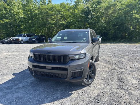 Used 2024 Jeep Grand Cherokee L Limited w/ Black Appearance Package AWD/4WD image 12