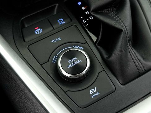 Used 2022 Toyota RAV4 XLE Premium AWD/4WD image 9