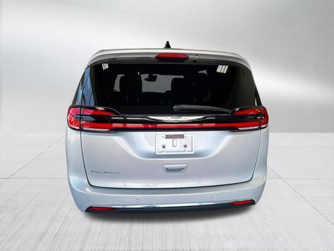 Used 2023 Chrysler Pacifica Touring FWD image 7