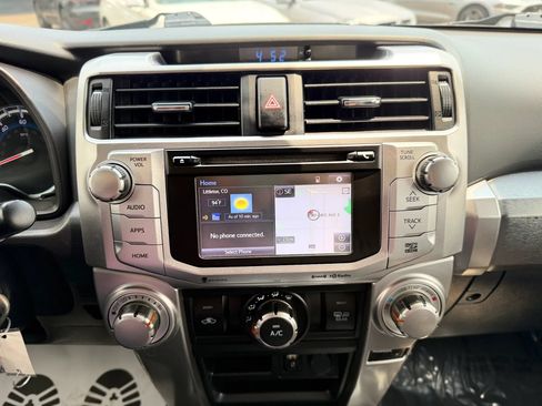 Used 2018 Toyota 4Runner SR5 AWD/4WD image 32