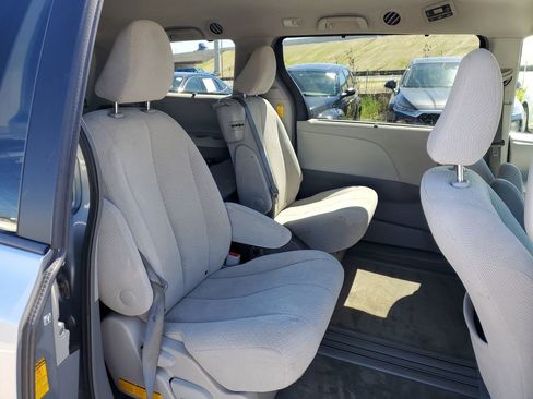 Used 2014 Toyota Sienna LE FWD image 11
