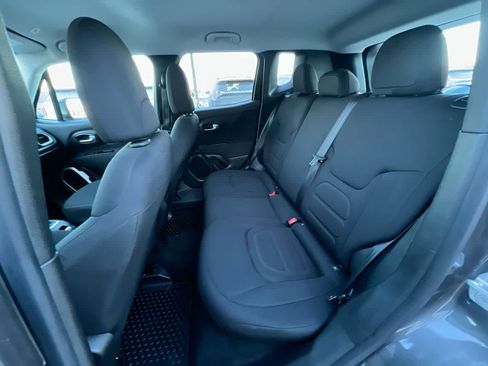 Used 2019 Jeep Renegade Latitude w/ Cold Weather Group image 23