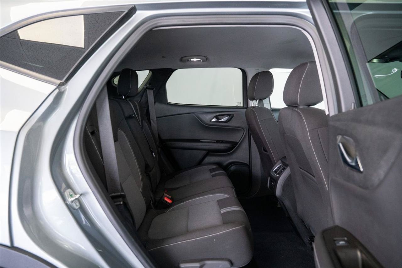 Used 2025 Chevrolet Blazer LT AWD/4WD image 9