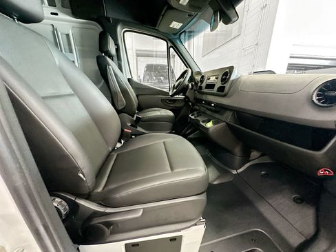 Used 2025 Mercedes-Benz Sprinter 2500 image 25