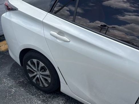Used 2016 Toyota Prius Three w/ Advanced Technology Package FWD image 4
