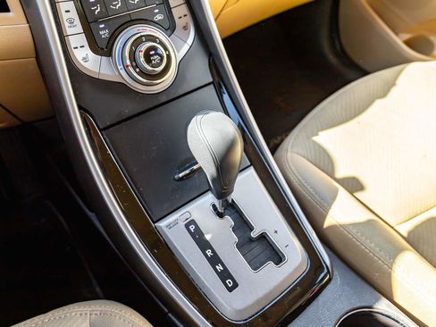 Used 2013 Hyundai Elantra GLS w/ Preferred Pkg image 16