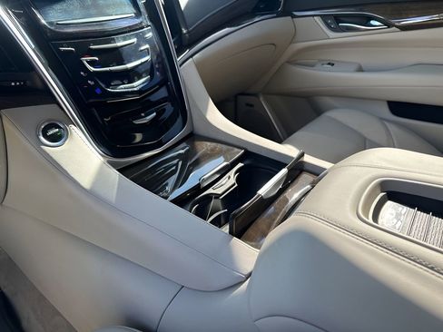 Used 2019 Cadillac Escalade Premium Luxury image 37