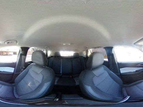 Used 2025 Chevrolet Trax LT image 36