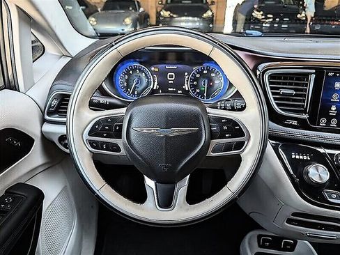 Used 2017 Chrysler Pacifica Limited w/ UConnect Theater Package FWD image 18