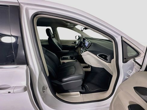 Used 2024 Chrysler Pacifica Touring-L FWD image 32