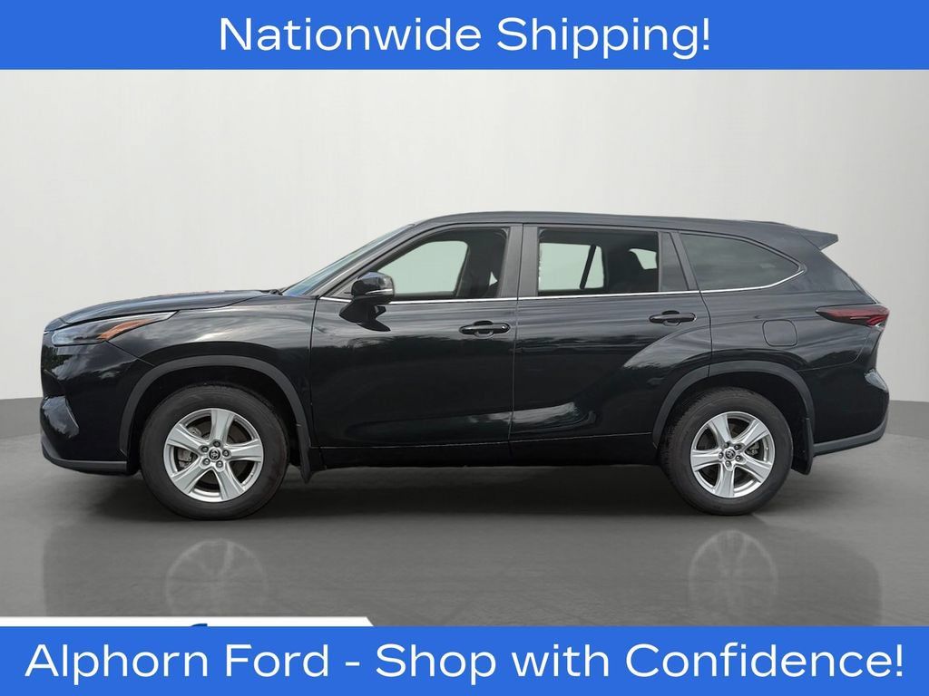 Used 2024 Toyota Highlander LE AWD/4WD image 1