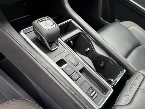 Used 2025 Nissan Pathfinder SL FWD image 27