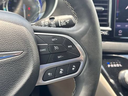 Used 2024 Chrysler Pacifica Touring-L FWD image 28