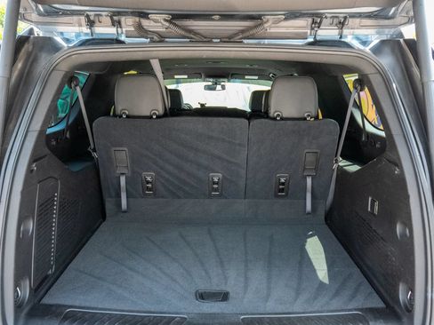 Used 2021 Chevrolet Suburban LT RWD image 39