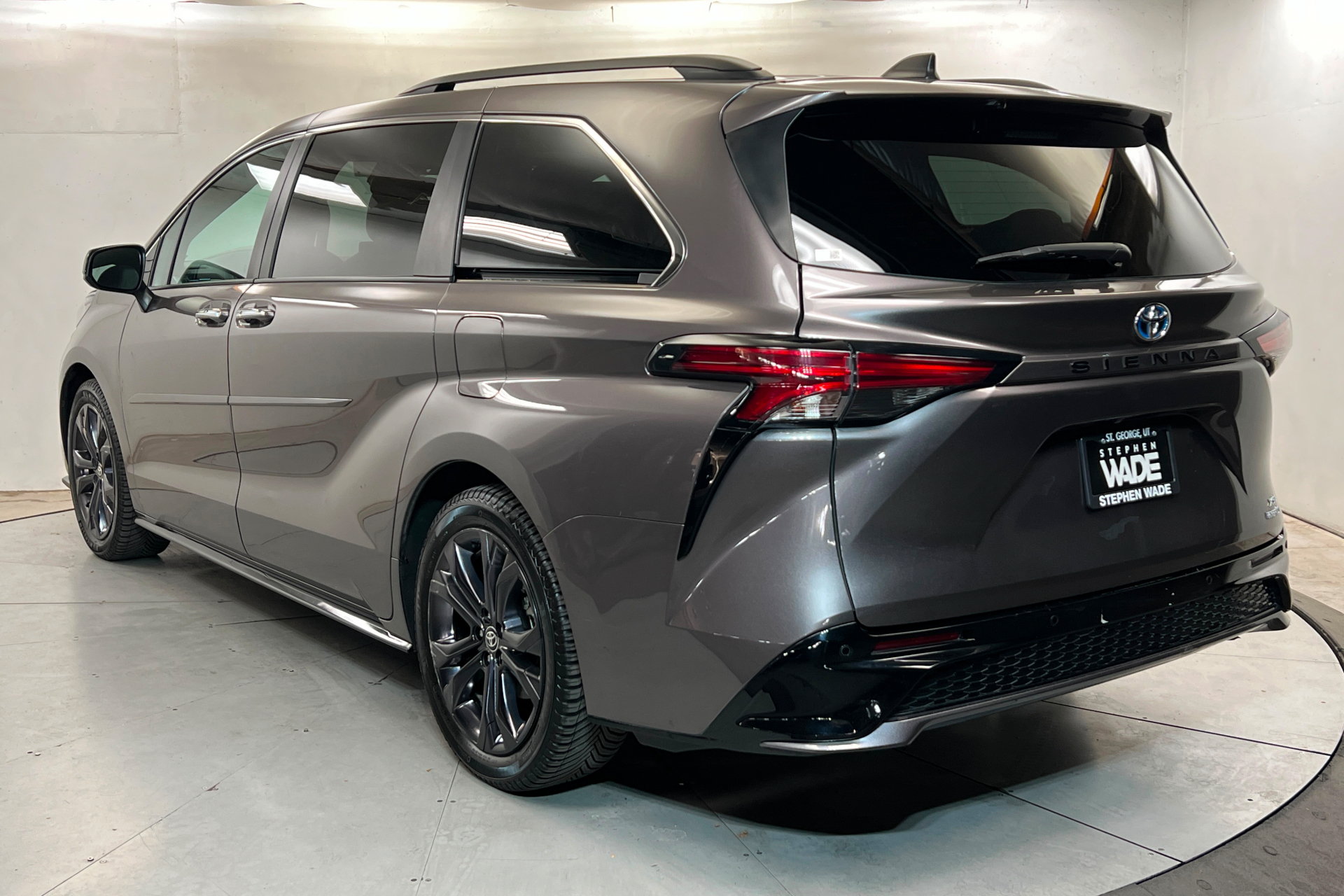 Used 2022 Toyota Sienna XSE w/ XSE Plus Package FWD image 3