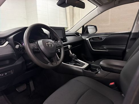 Used 2020 Toyota RAV4 LE FWD image 6