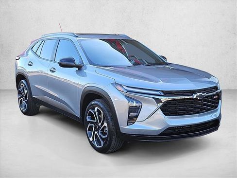 Used 2024 Chevrolet Trax RS w/ Sunroof Package image 3