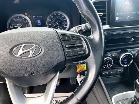 Used 2022 Hyundai Venue SEL FWD image 9