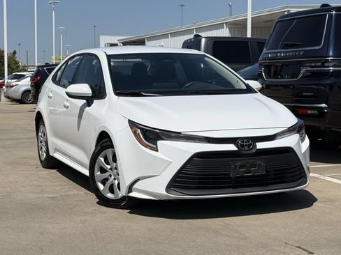 Used 2025 Toyota Corolla LE FWD image 2