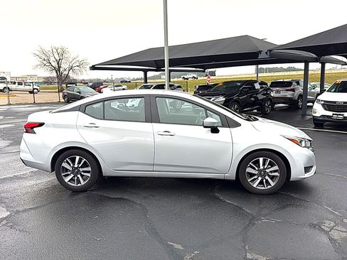 Used 2023 Nissan Versa SV image 3