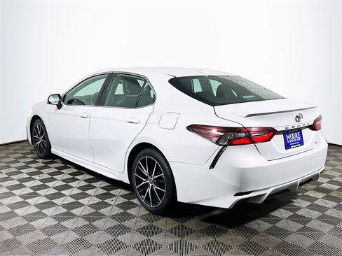 Certified 2022 Toyota Camry SE image 6