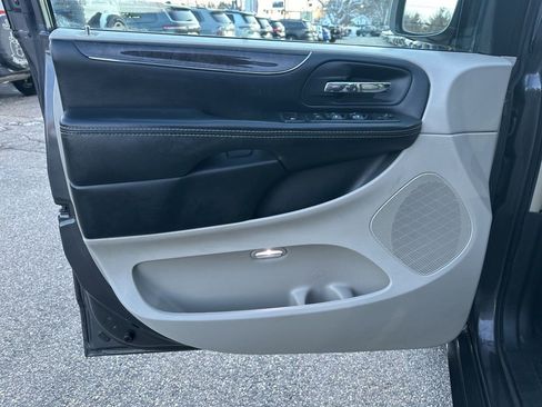 Used 2016 Chrysler Town & Country Touring w/ Driver Convenience Group image 14