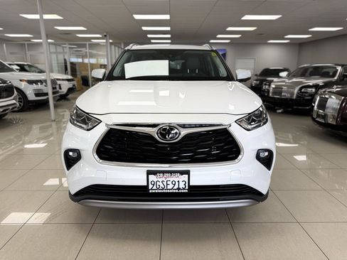 Used 2023 Toyota Highlander Platinum FWD image 4