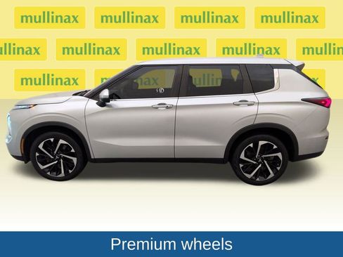 Used 2022 Mitsubishi Outlander SE image 9