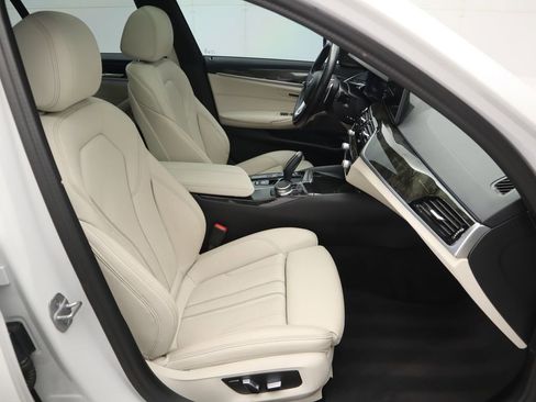 Certified 2023 BMW 530e w/ Premium Package image 21