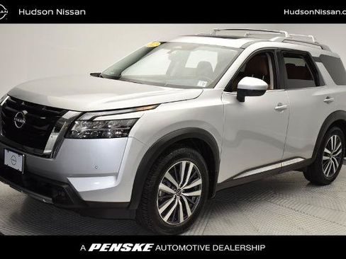 Certified 2022 Nissan Pathfinder Platinum w/ Cargo Package AWD/4WD image 1