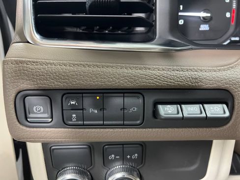 Used 2021 GMC Yukon Denali w/ LPO, Illumination Package RWD image 32