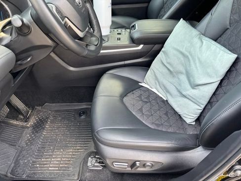Used 2024 Toyota Highlander XLE AWD/4WD image 9