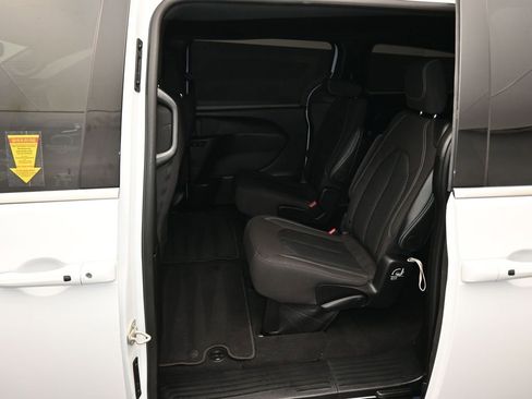 Used 2024 Chrysler Pacifica Touring image 35