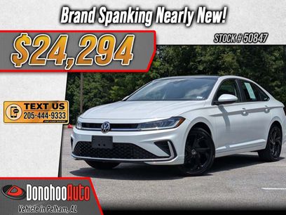 Used 2025 Volkswagen Jetta SE w/ Sunroof Package
