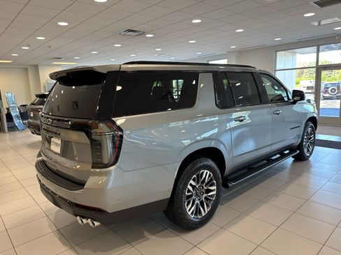 New 2026 Chevrolet Suburban Z71 w/ Z71 Off-Road Package AWD/4WD image 3