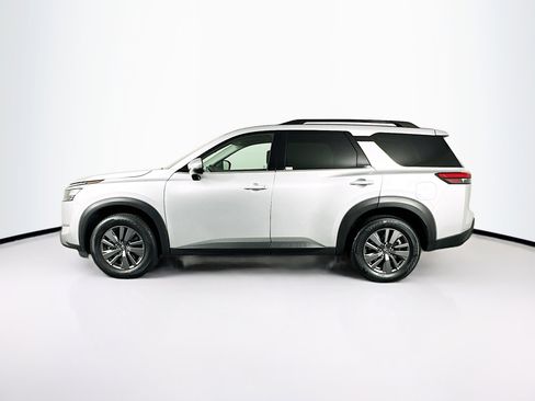 Used 2025 Nissan Pathfinder SV image 4