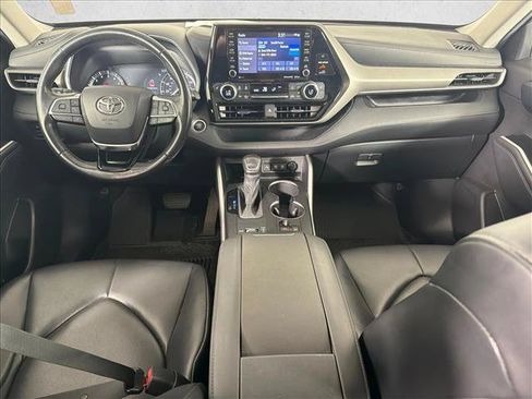 Used 2021 Toyota Highlander XLE FWD image 24