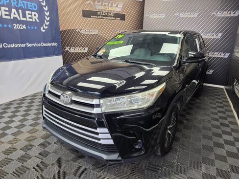 Used 2019 Toyota Highlander LE image 2