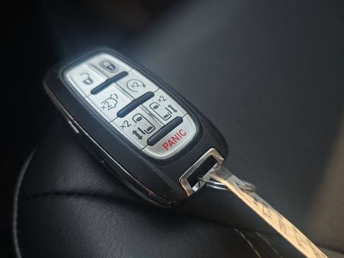 Used 2023 Chrysler Pacifica Touring-L FWD image 30