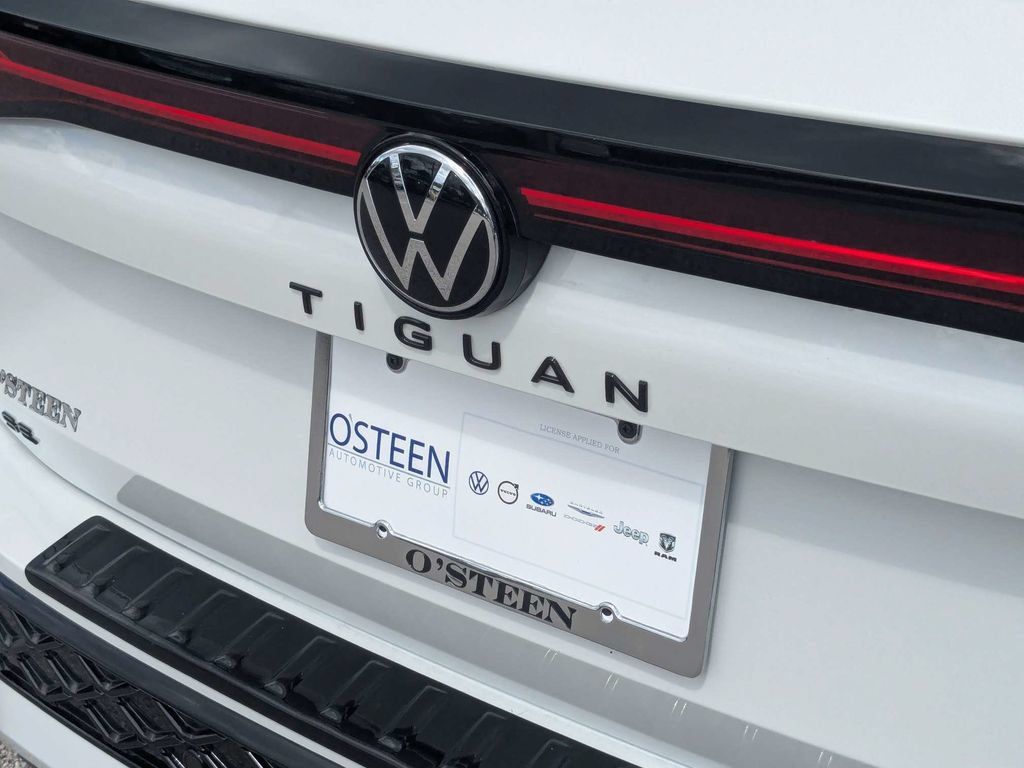 Certified 2025 Volkswagen Tiguan SE R-Line AWD/4WD image 16