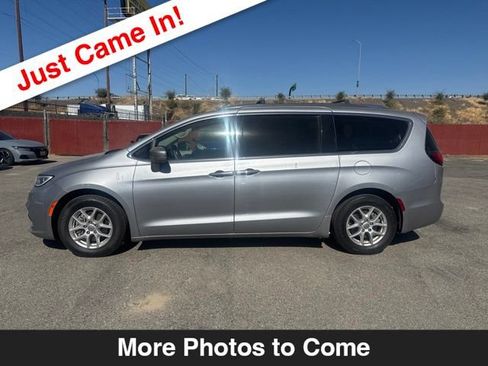 Used 2021 Chrysler Pacifica Touring-L FWD image 2