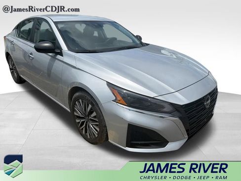 Used 2024 Nissan Altima 2.5 SV FWD image 4